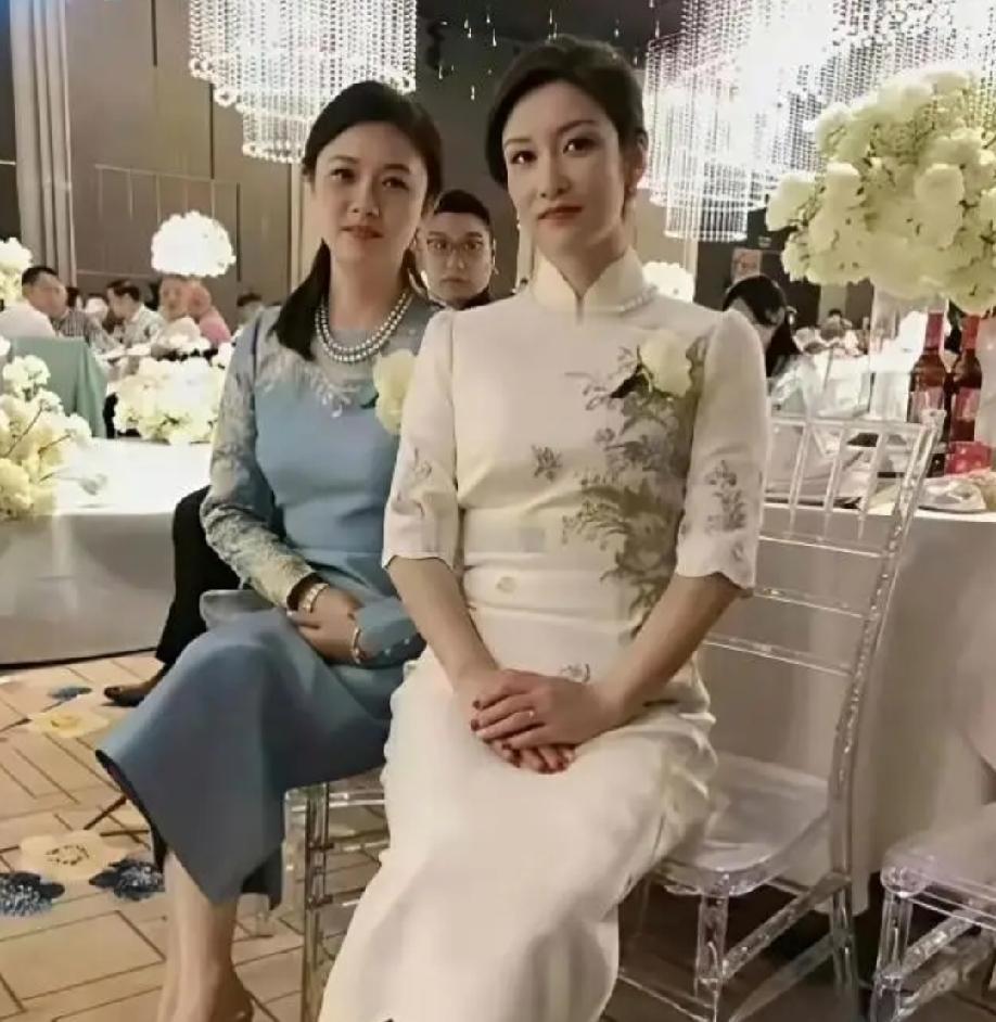 我敢肯定！
这两个女人，99%的都喜欢左边的。

蓝色旗袍的给人感觉气质温婉亲和