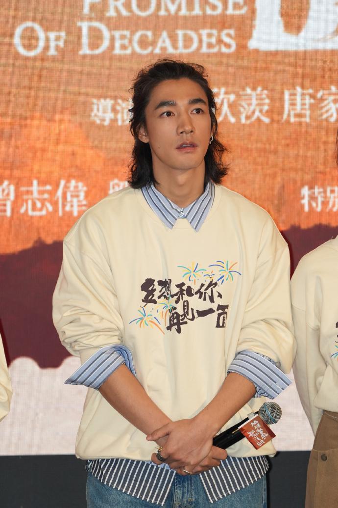 此沙澳门造型好男大  此沙的新电影格外引人期待，这部电影在今天的澳门首映礼看到他