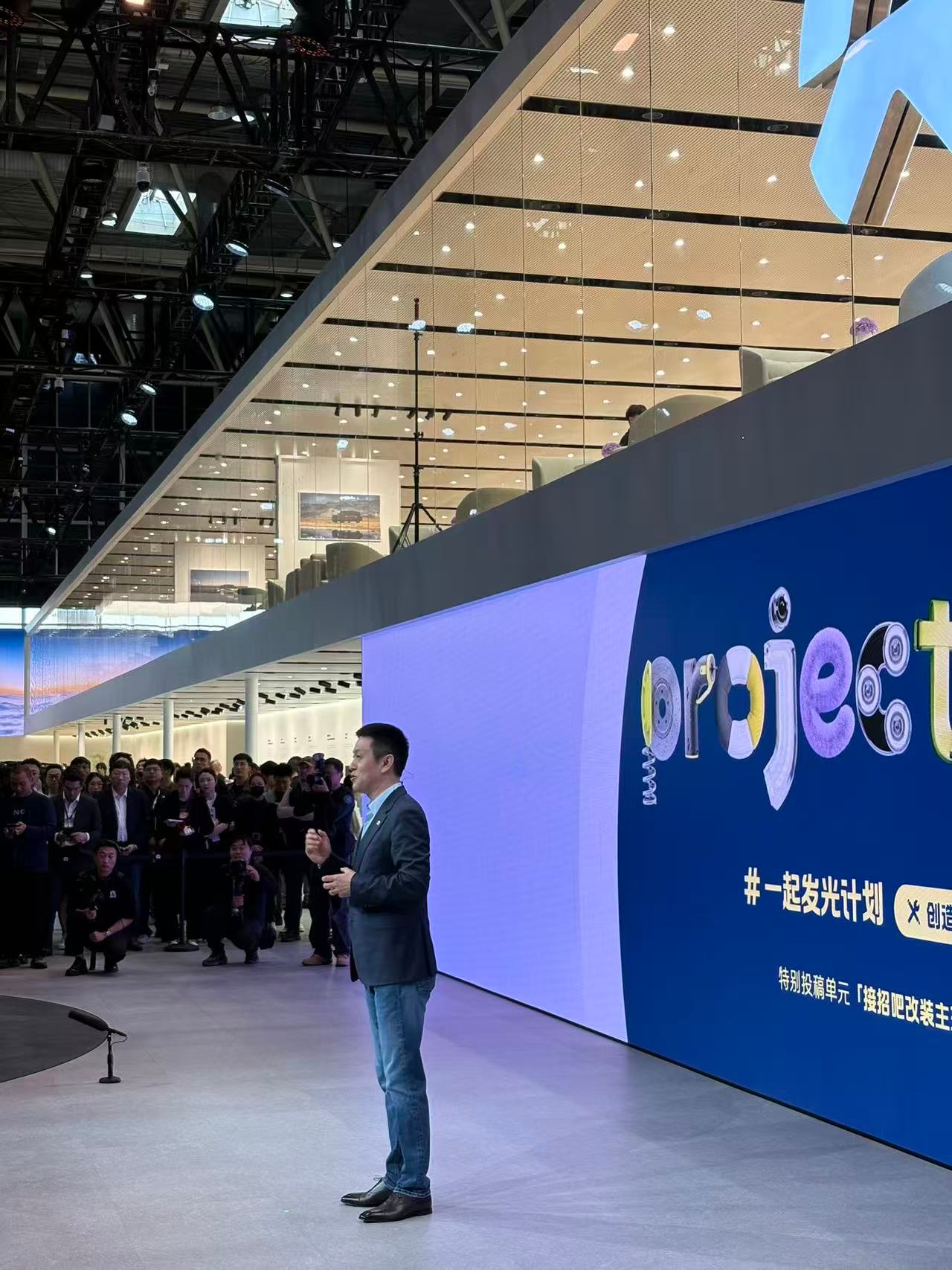 斌哥精神焕发，蔚来今年展台面积巨大，能发的东西太多了。蔚来 2026北京车展