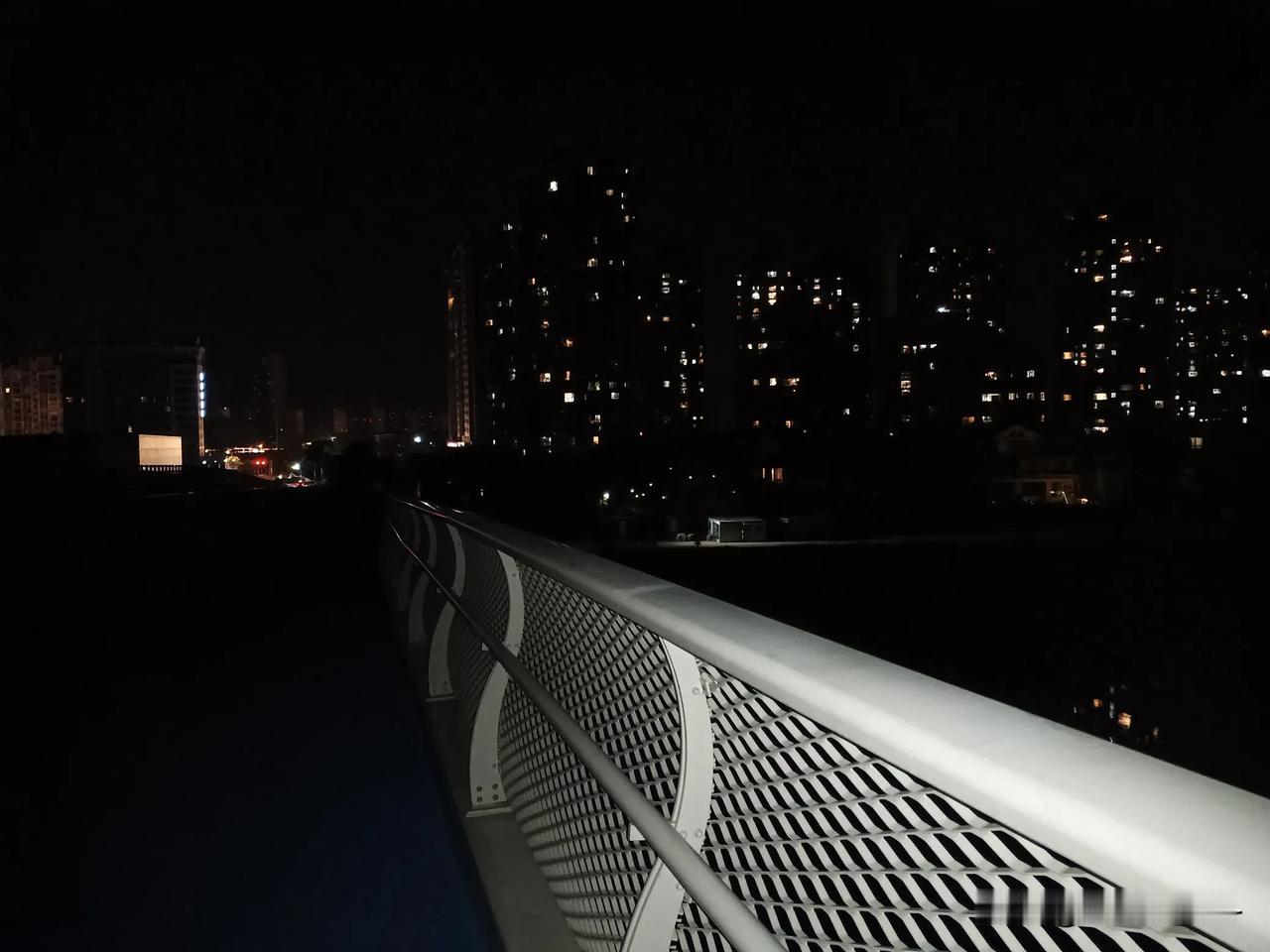 #夏日生活随记#
夏季天气闷热，
我在桥上吹风，
头顶一轮明月，
耳听蛙声一片。