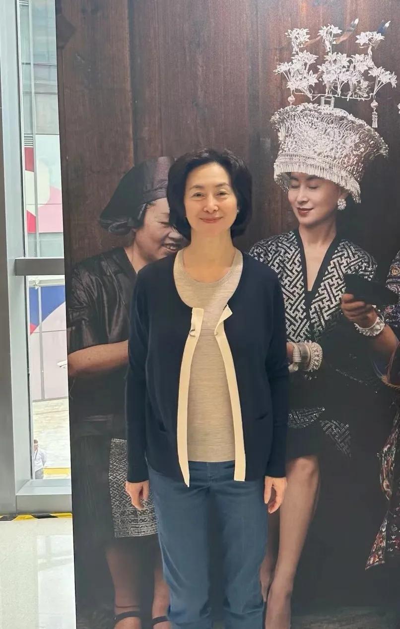 61岁何超琼近照，无美颜无滤镜也没有化妆，身上的没有锋芒，低调又内敛