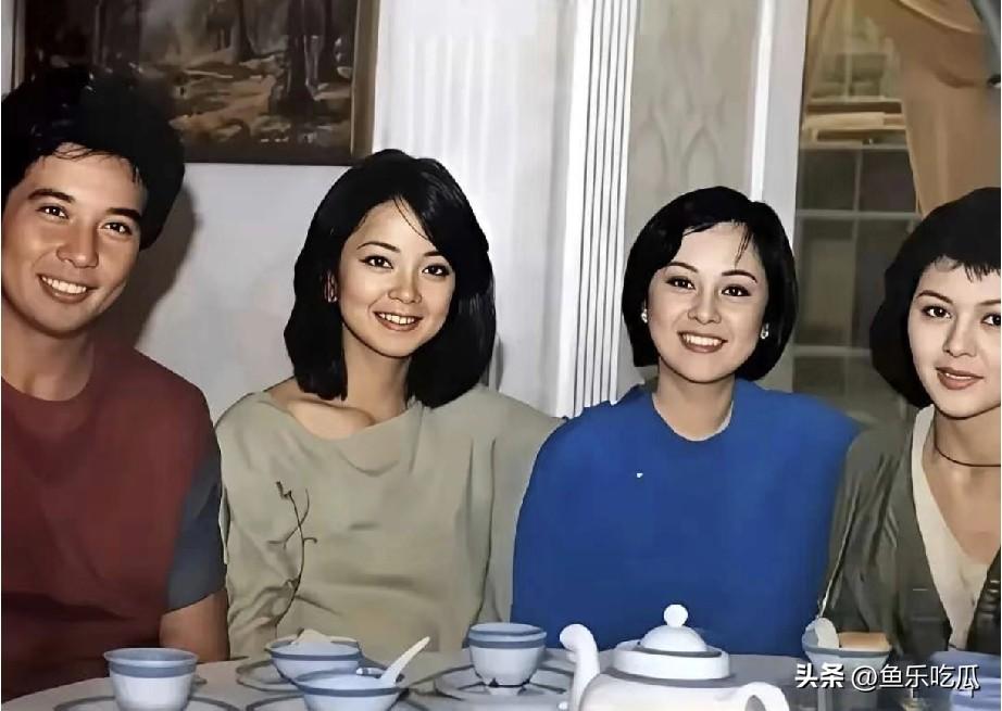 照片里的这4位，你认识几位呀？我仅认识两位，其中一位已然离世，着实令人惋惜。邓丽