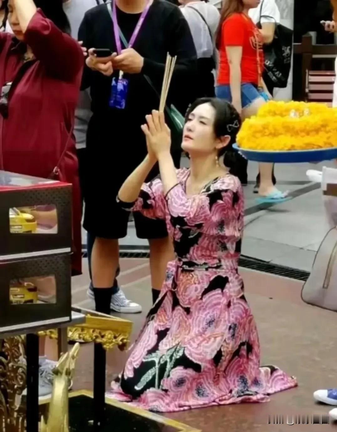 你们说谢娜还求什么？
钱财有
名气有
老公有颜有才华还爱她

题外话: 我们这求