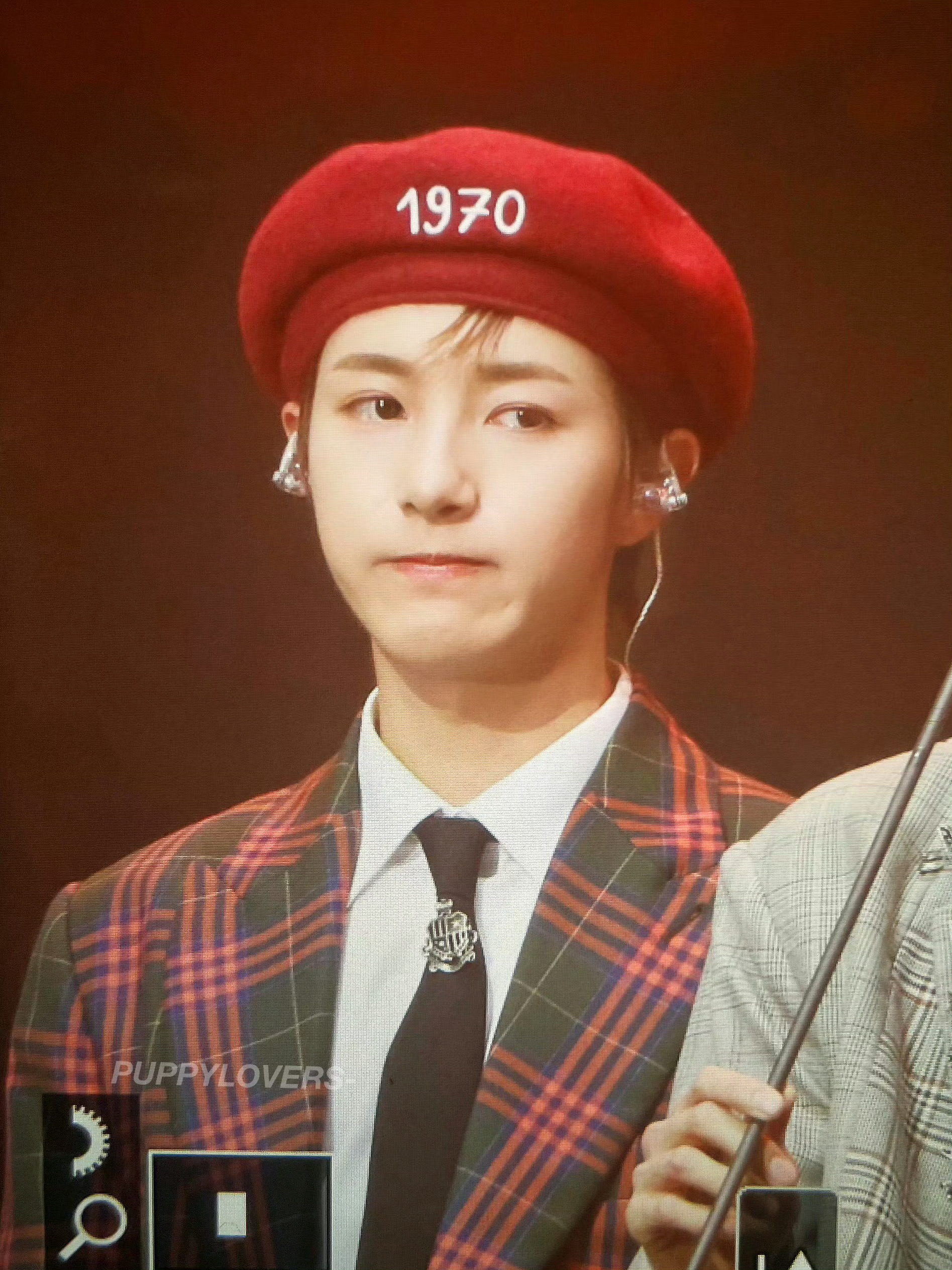 黄仁俊[超话]   hrj  黄仁俊   ✨舞台上出现一只🍞 