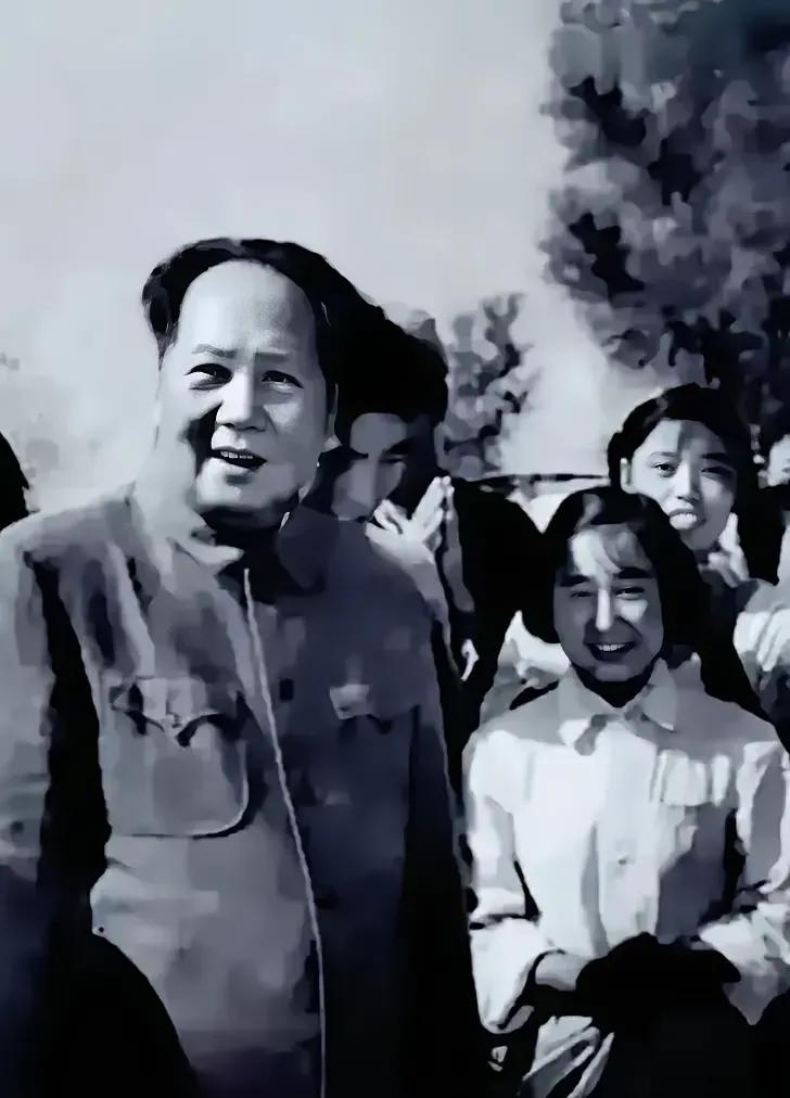 毛主席：一切为群众的工作都要从群众的需要出发，而不是从任何良好的个人愿望出发。