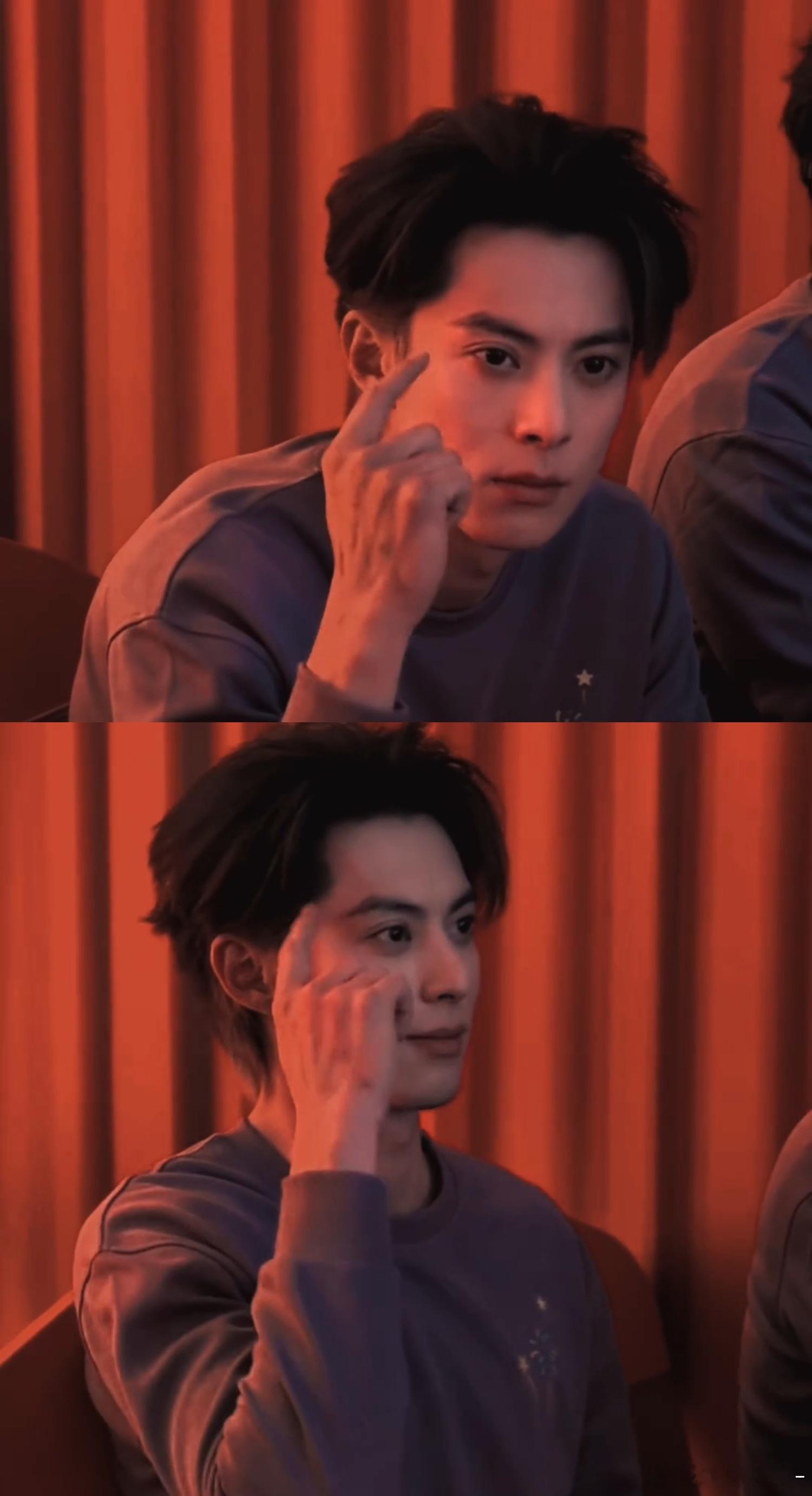 被王鹤棣这波90度鞠躬狠狠戳中！面对张艺谋前辈谦逊有礼，腰弯得标准又真诚，难怪张