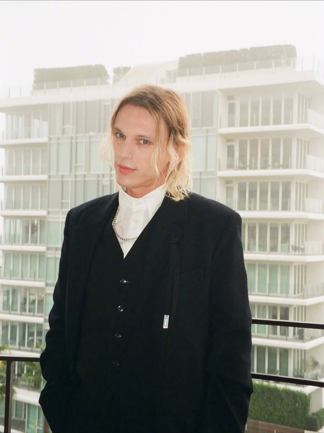 杰米·坎贝尔·鲍尔，怪奇物语第五季宣传期造型幕后 本剧最终集本月31日上线。 .