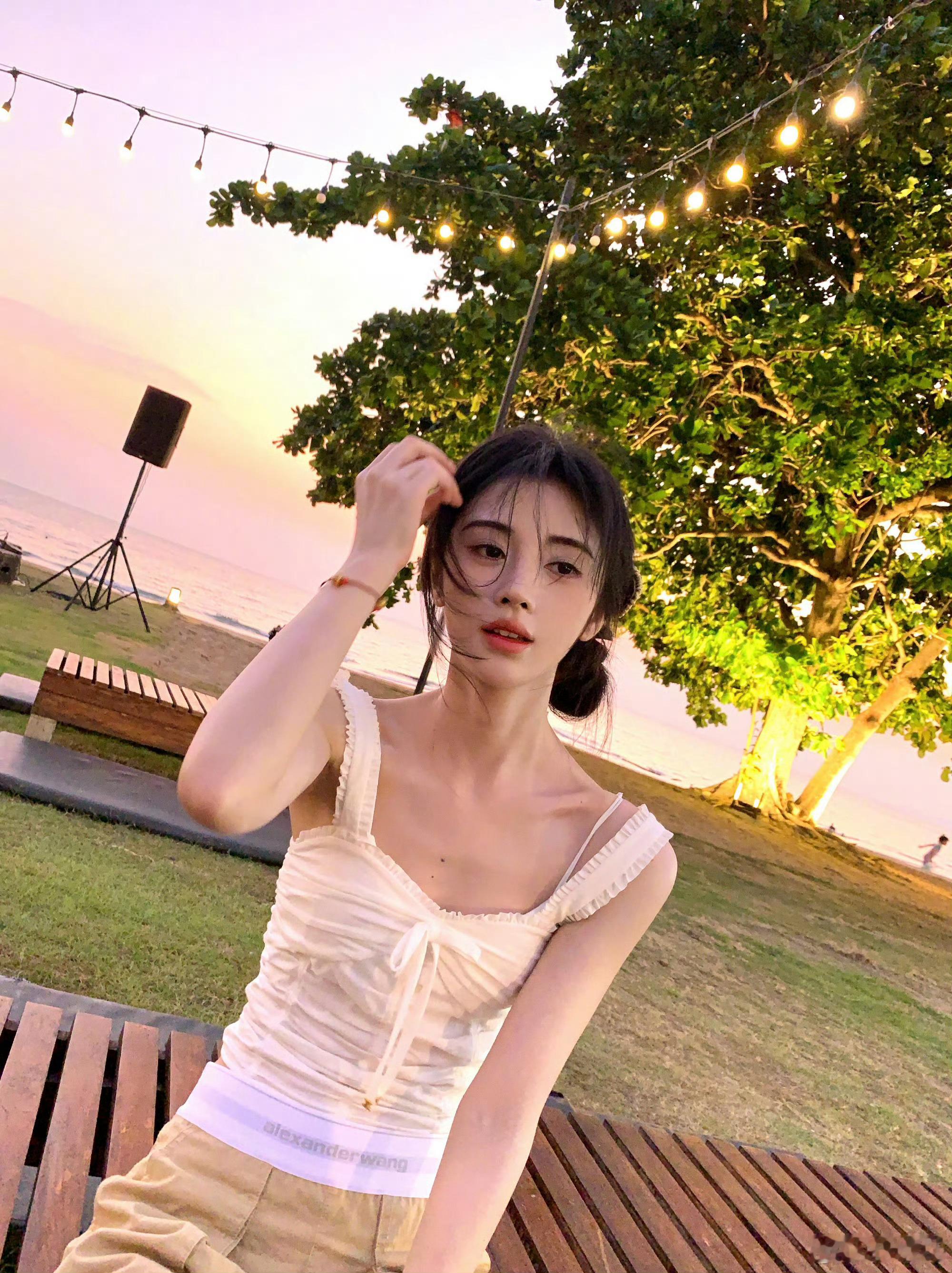 #鞠婧祎迷彩阔腿裤#鞠婧祎这是什么神仙颜值呀[哇]轻松驾驭甜美可爱，街头休闲，性