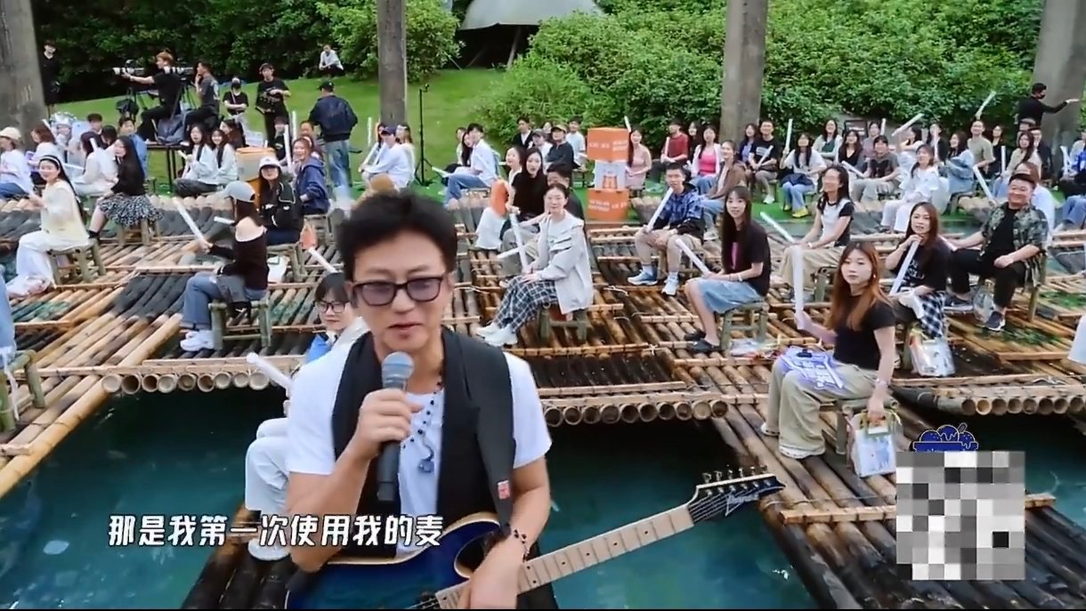 邓超麦克风掉水里了邓超录五哈还要赔钱五哈爆笑名场面来袭！邓超玩得太过尽兴，蹦跳间