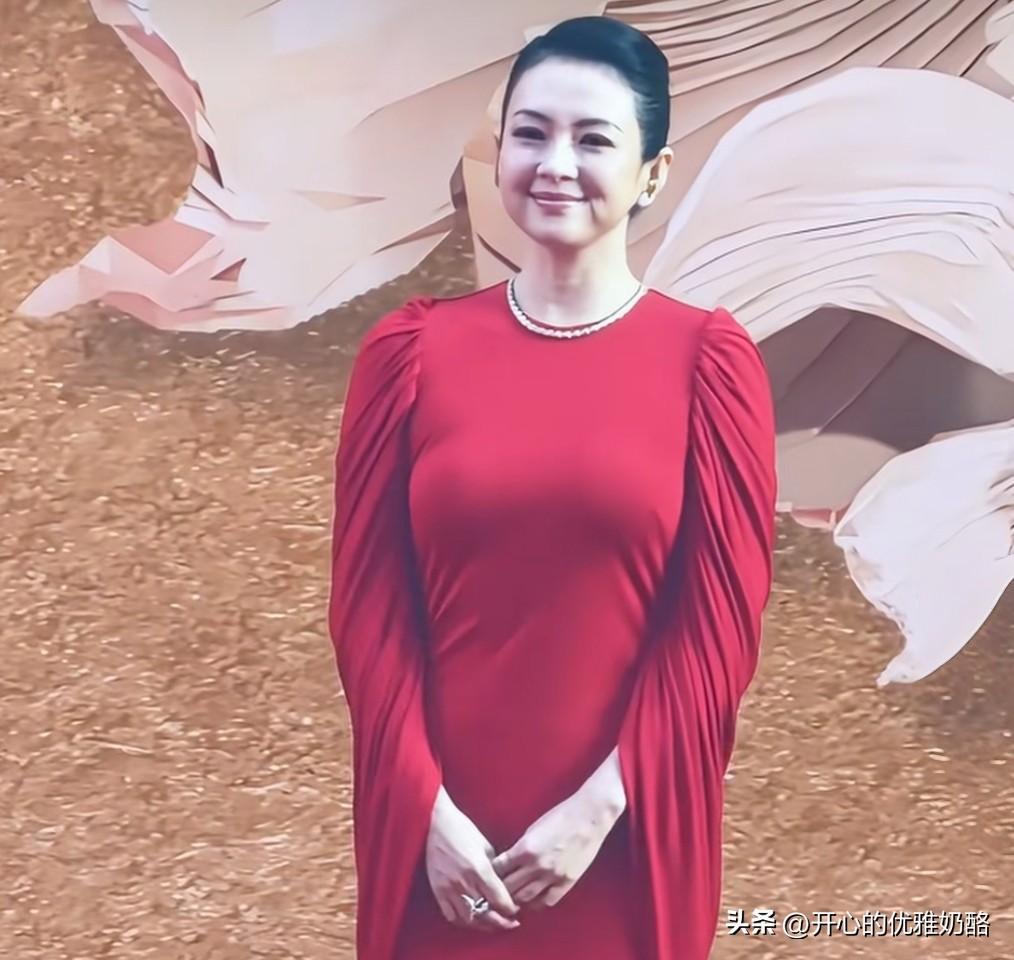 章子怡胖到认不出，是为角色增肥吗？
之前的章子怡都是瘦瘦弱弱，昨天出现在CMG中