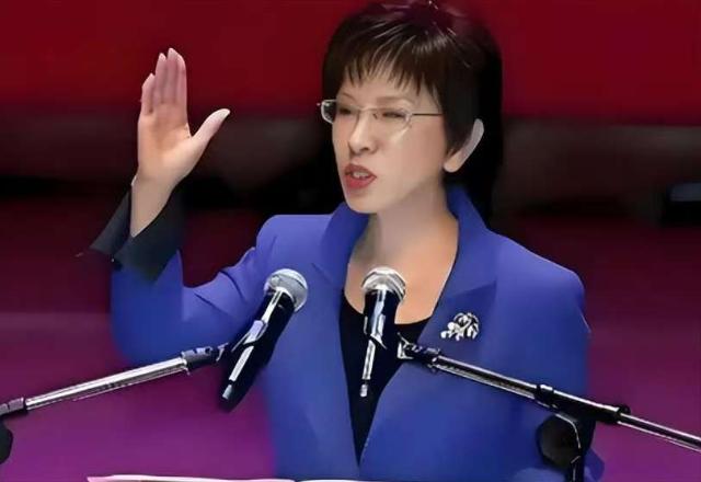 洪秀柱露出真面目了！强调统一是国民党的目标，而不是现在的口号。
 
想当年，国民