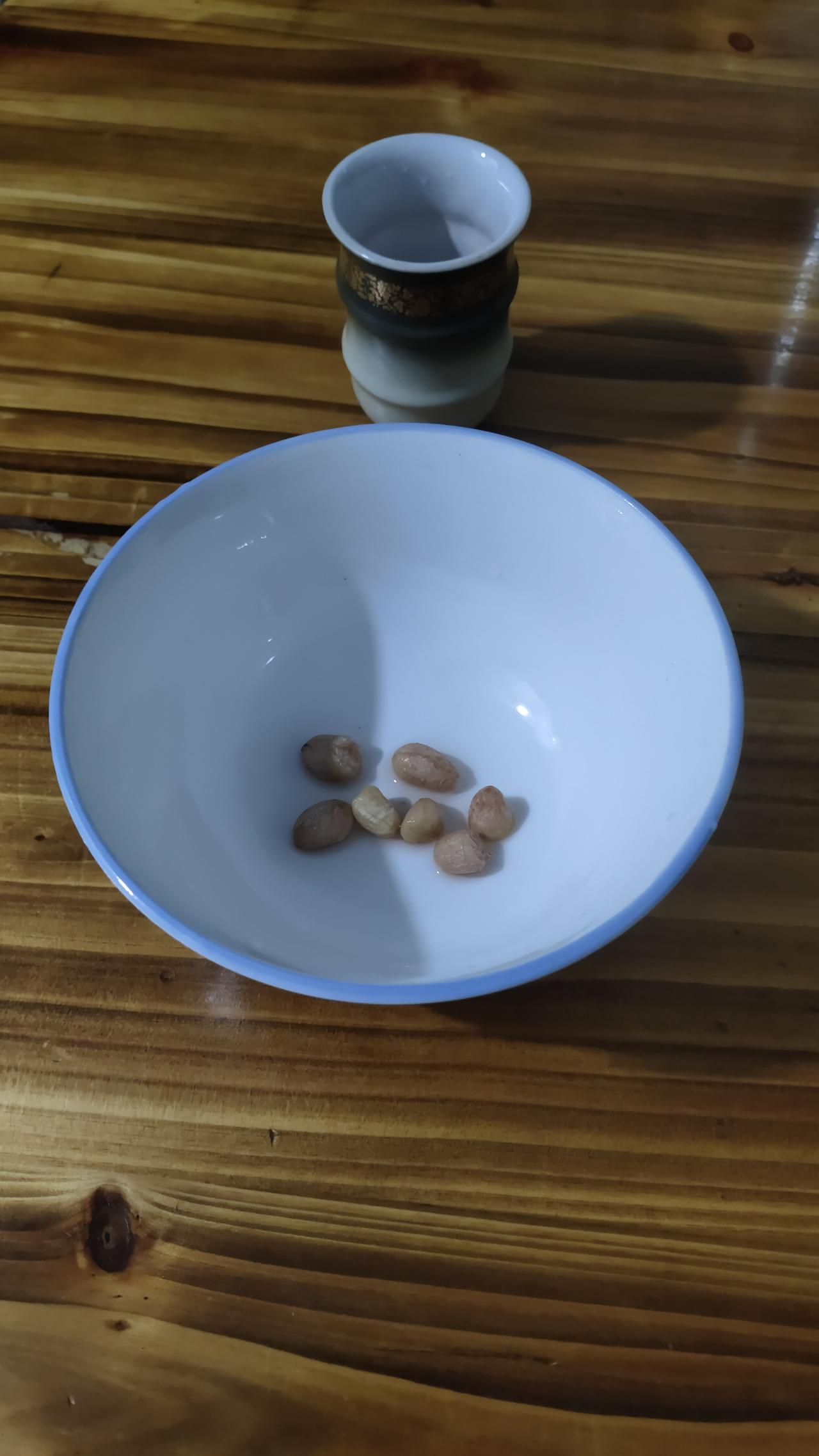 今天心里有点烦，打完球也没消解完。
看到桌上的桑葚酒，决定喝两杯桑葚酒解闷。
没