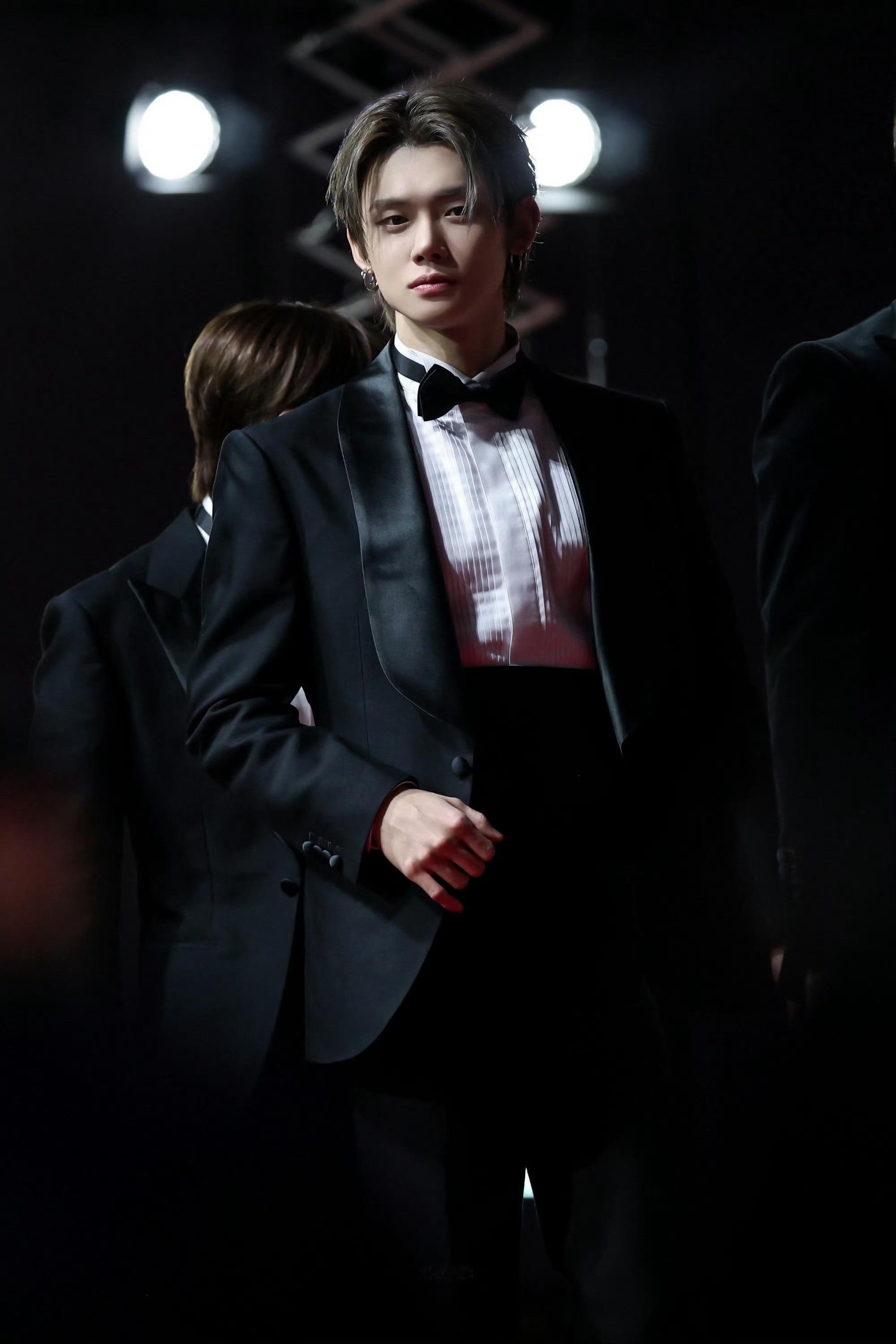 崔然竣今日出席SBS歌谣大战红毯，身着青果领西装礼服搭配条纹衬衫及领结，贵气腰封