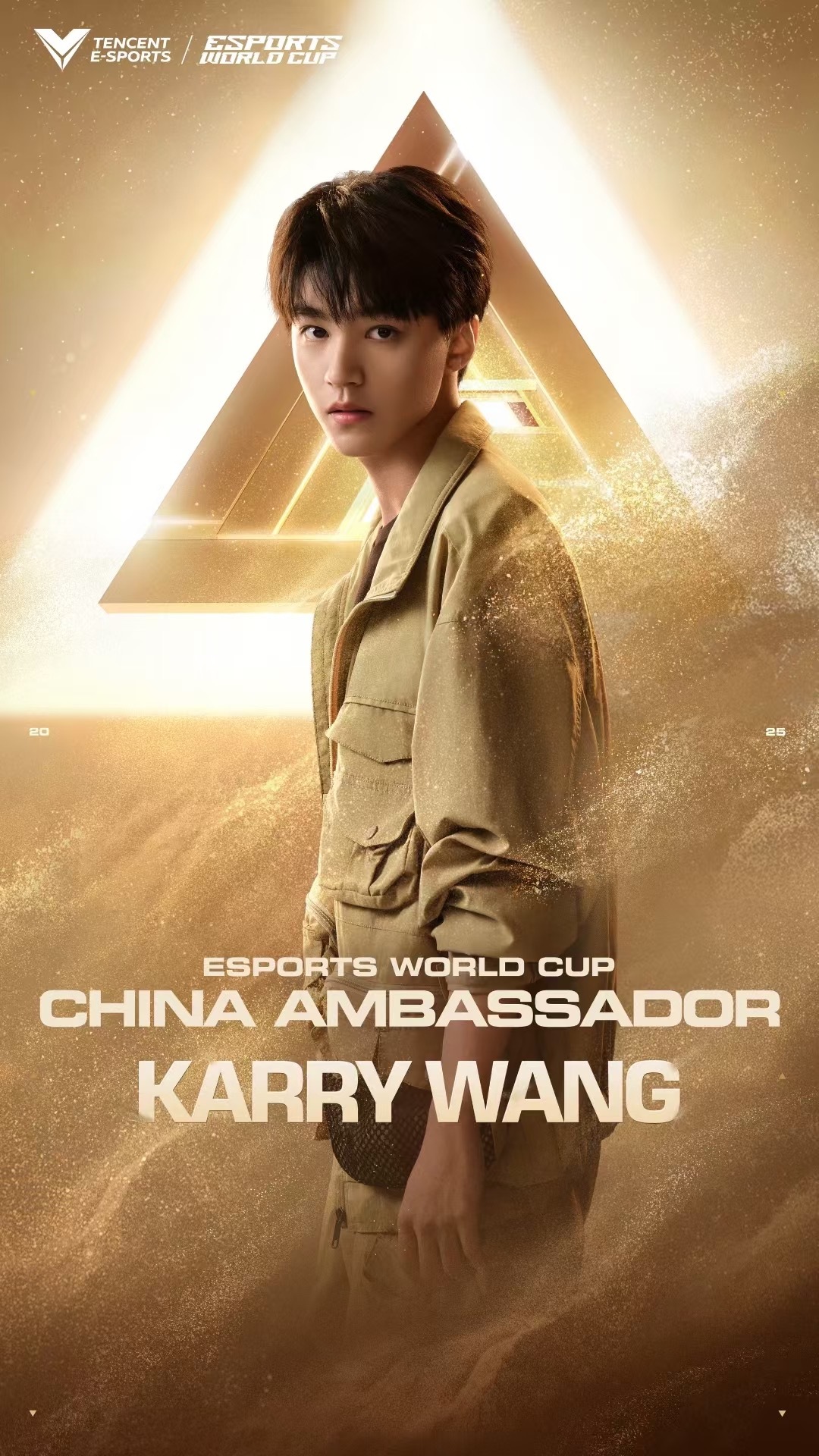 王俊凯电竟世界杯观赛生图王俊凯ewc观赛路透现身电竞世界杯观赛席，衬衫造型简约却