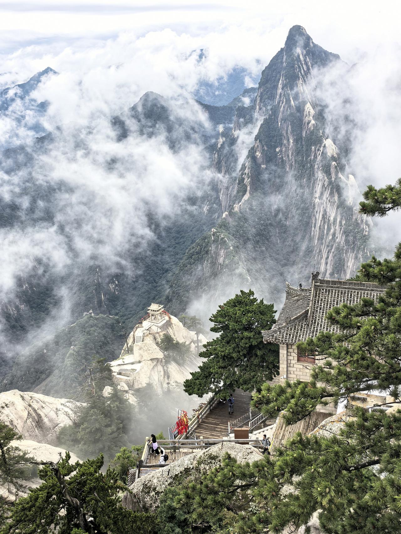 华山雨后入仙境

雨后初霁，华山从沉沉的雾霭中缓缓苏醒。铅灰色的云絮仍在山腰浮动