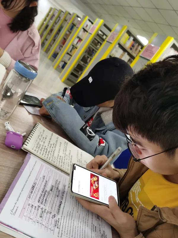 学习强国四人赛挺有意思。它有游戏比赛性质，参与度高，输赢自然成了大家常聊的话题。