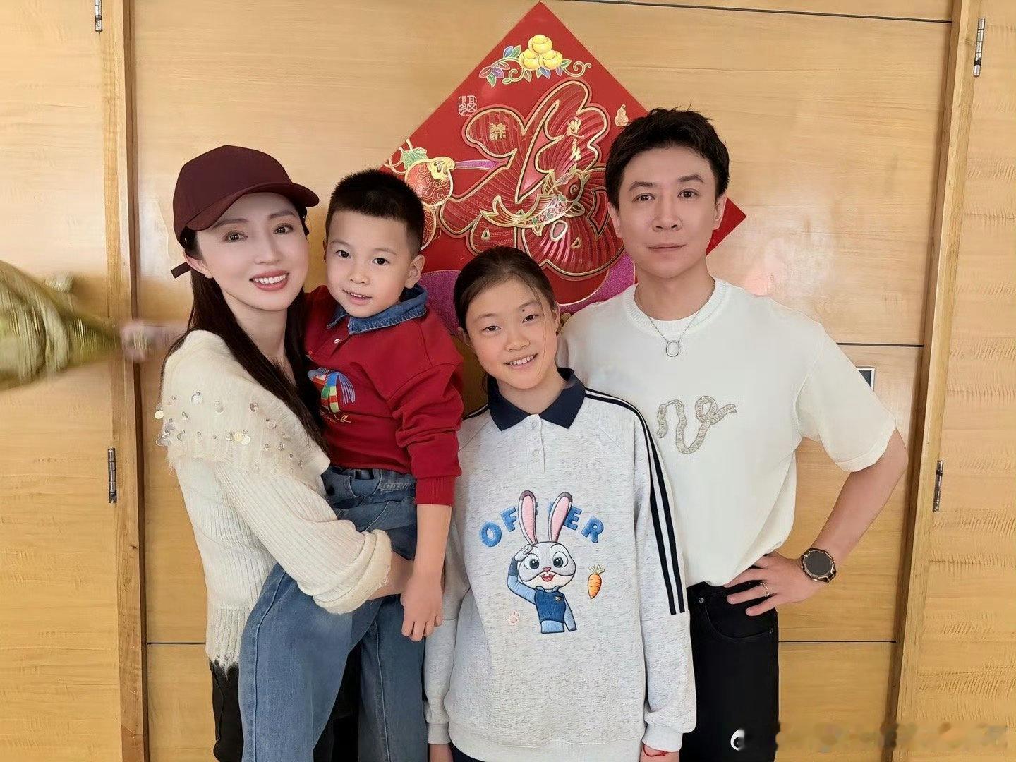 董璇与张维伊家人合影张维伊带董璇回山西大同 董璇状态绝了，温柔又有气质，和家人合