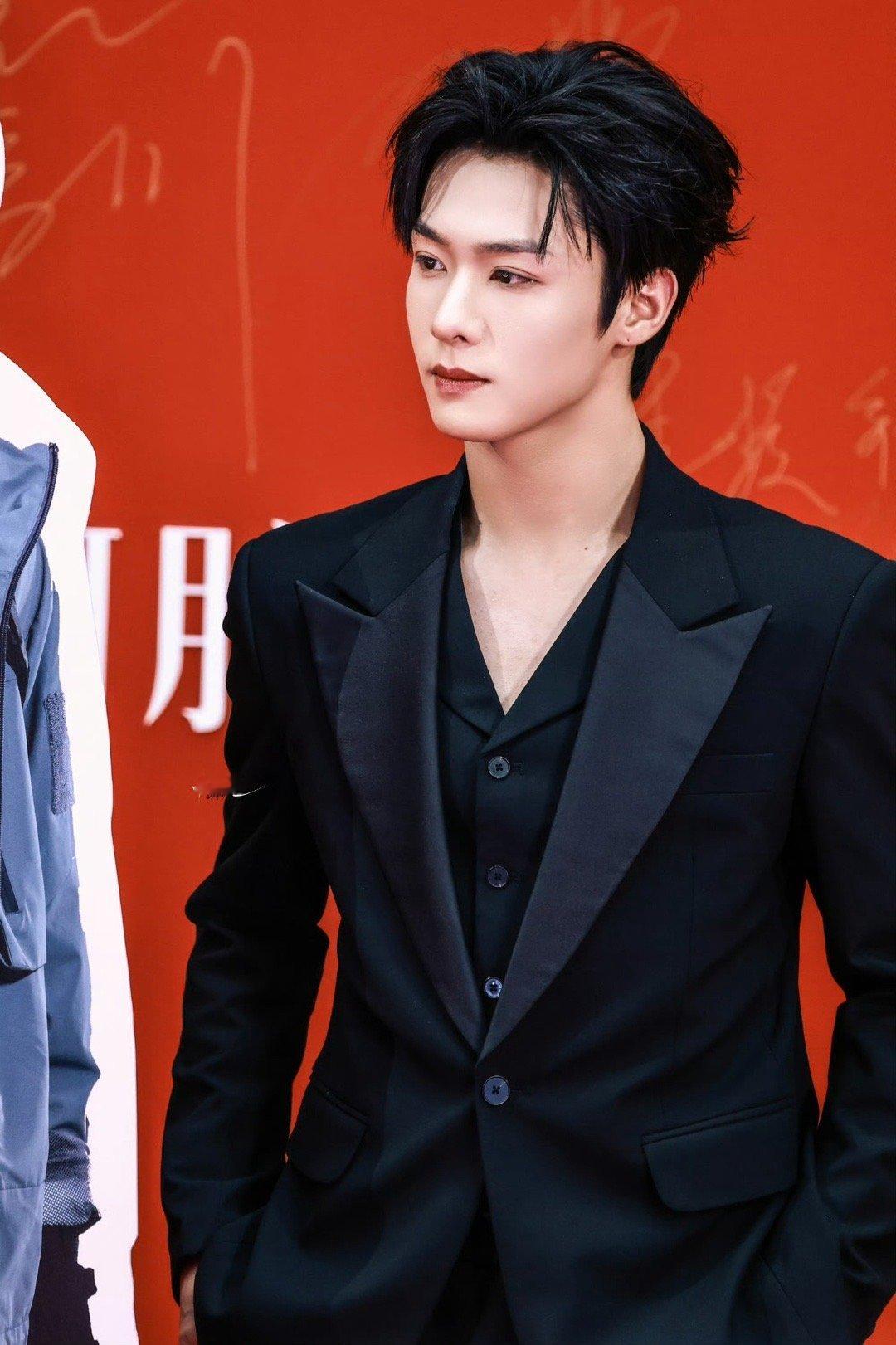 程相 谁敢信这是他第一次走红毯 出道四年，红毯首秀！西装革履，身姿挺拔，这张被“