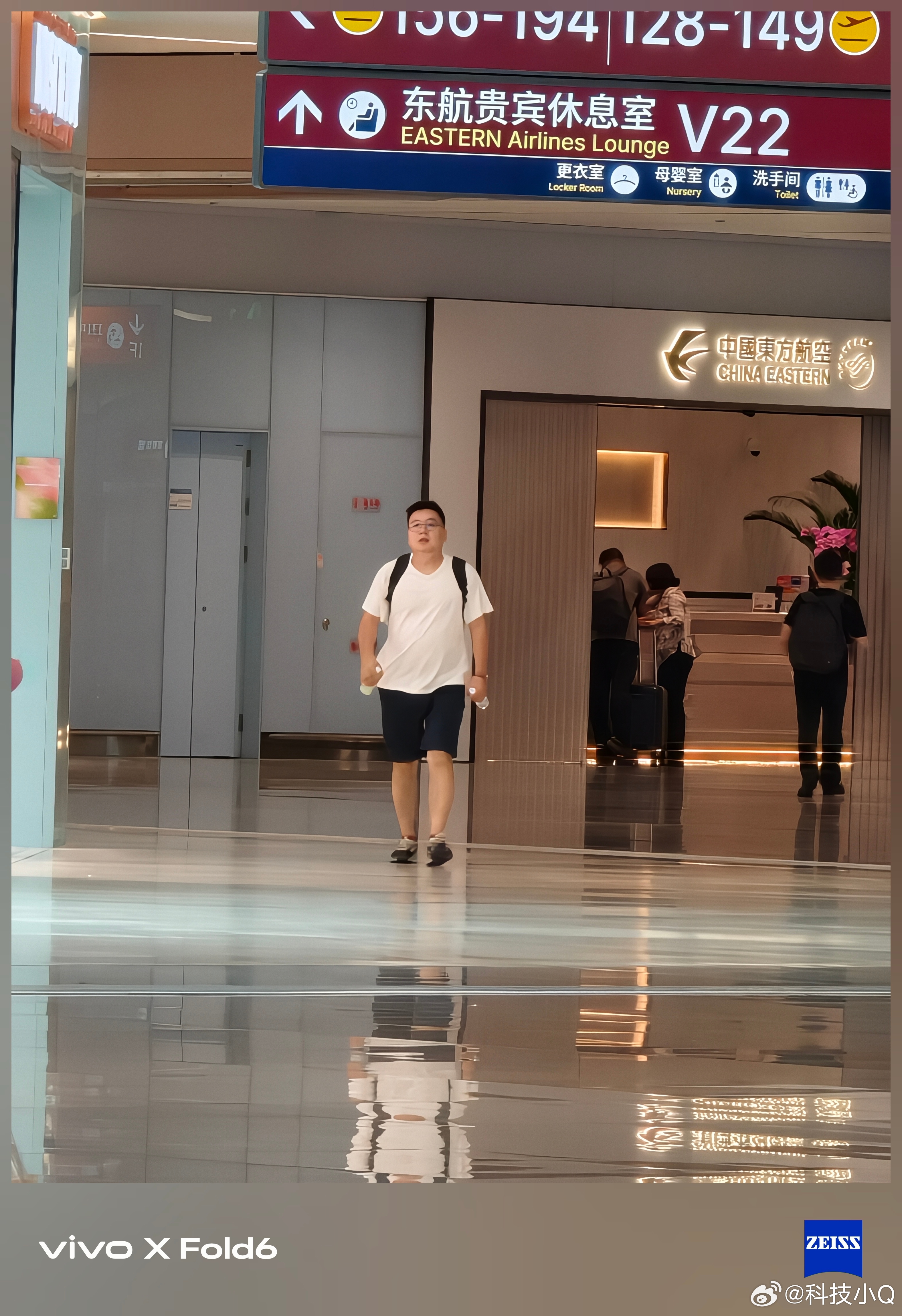 奔跑的胖子一手一瓶水 