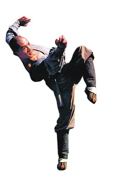 大衣哥演出间隙在酒店，模仿李连杰的少林经典造型，有模有样的。
 
早前他商演过好