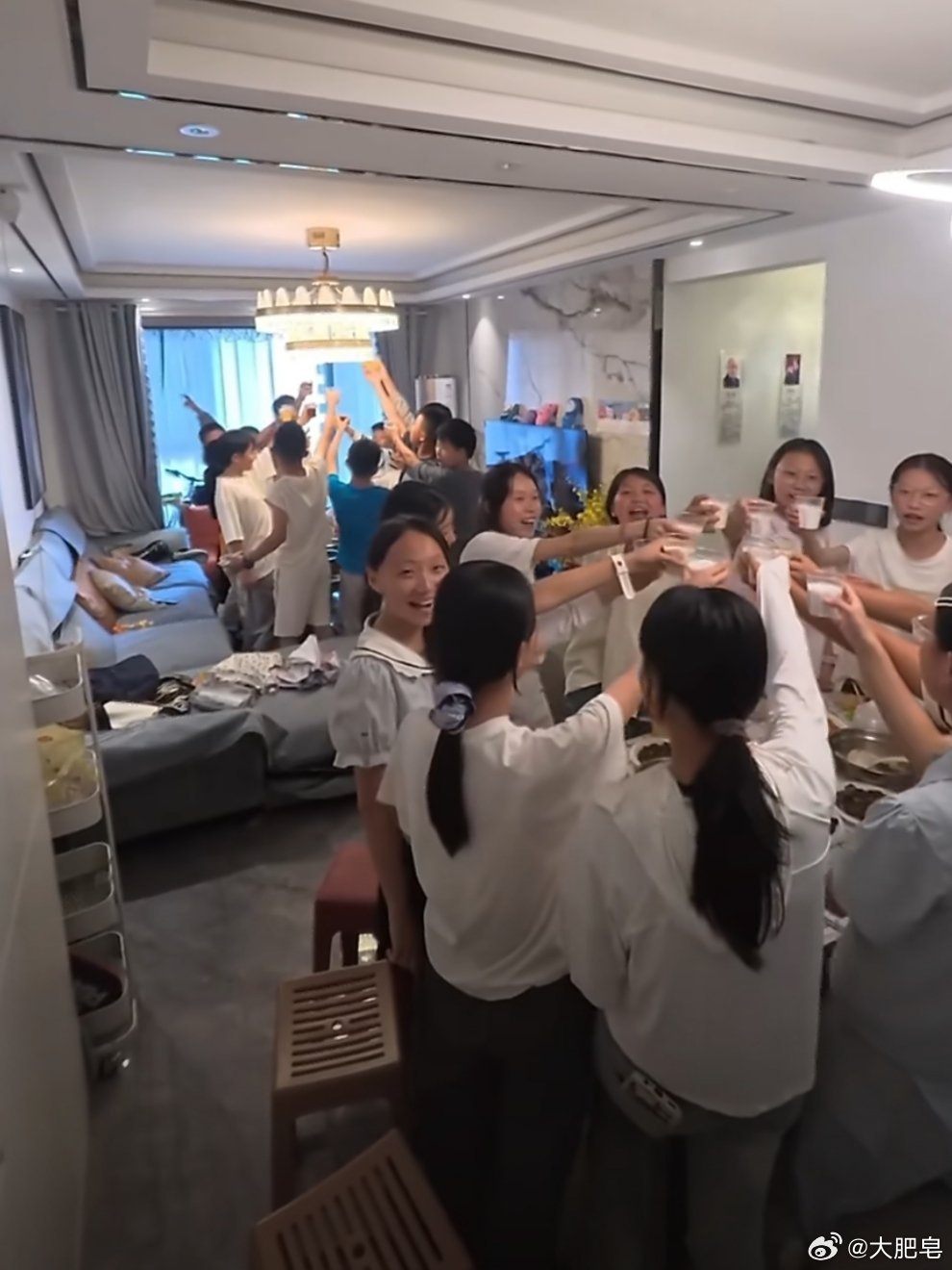 男孩请同学来家做客竟来了27个人 这男孩人缘挺好啊。有同班同学，还有比自己年纪小