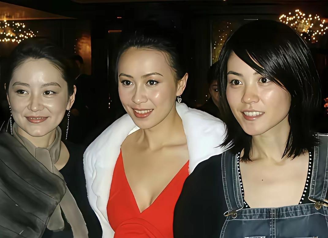 年轻时期的王菲清冷脱俗，独特气质格外抓人，难怪谢霆锋一直念念不忘。
一旁两位女星