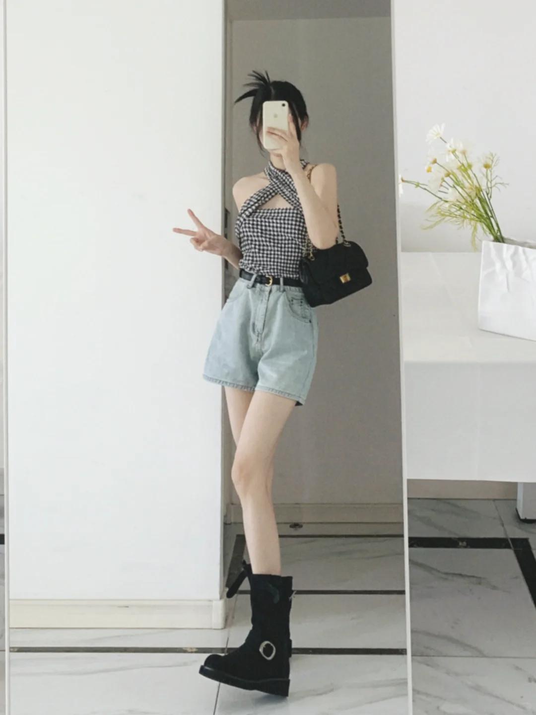 #夏日生活打卡季#🔥黑色格子吊带衫，夏日帅气新宠儿🔥
想要在这个夏天帅出新高