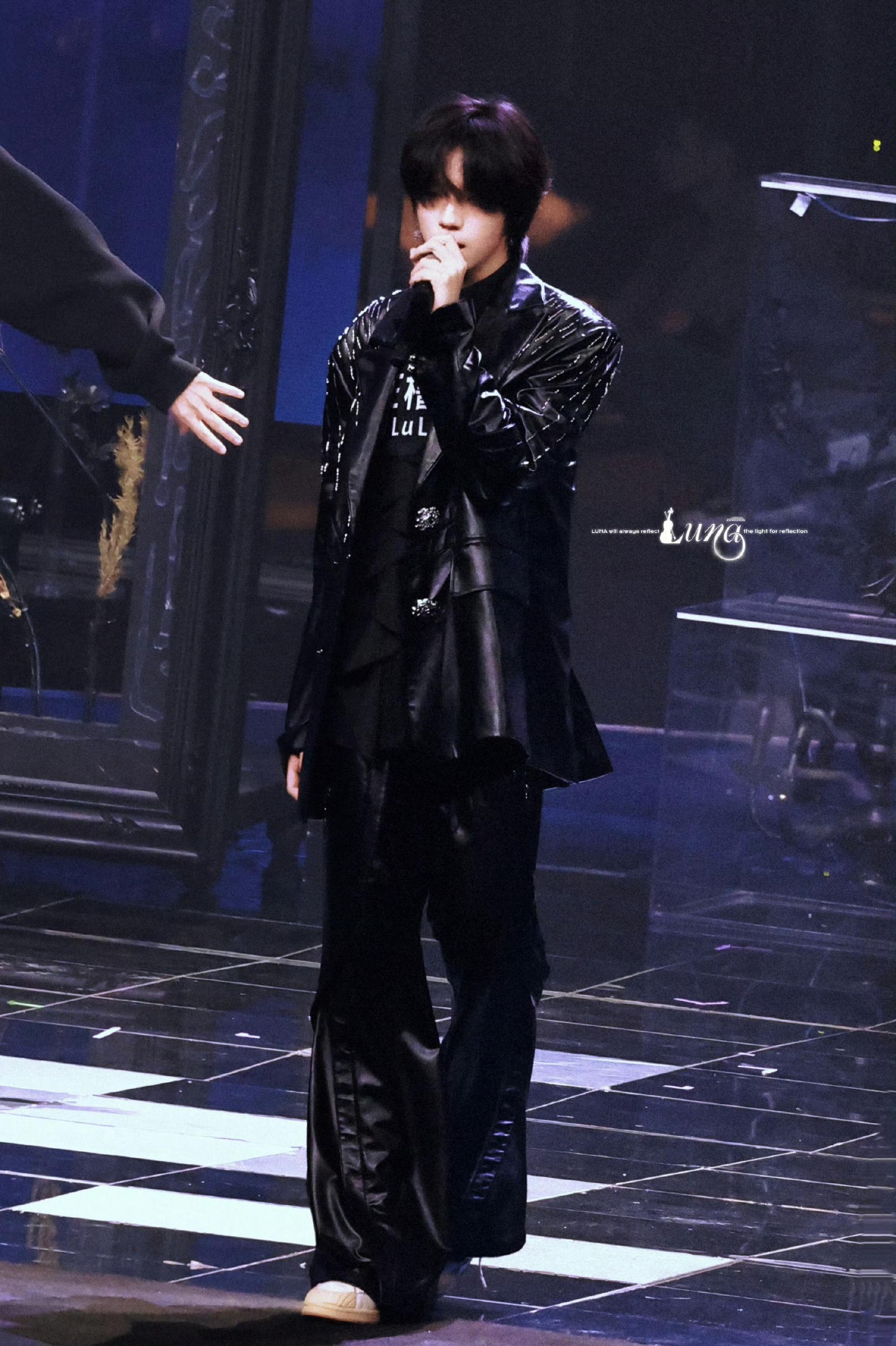 王橹杰荣耀之战现场彩排～王橹杰荣耀之战现场彩排王橹杰黑皮衣彩排路透