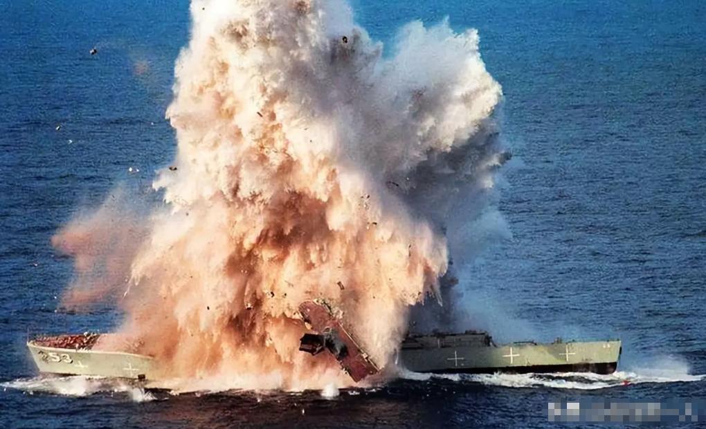 特朗普开炮了！真的是开炮！阿曼湾，一艘从中国返航伊朗的货轮，被美军驱逐舰一炮轰穿