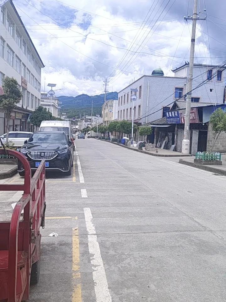 又来兰坪农村的街道逛街了。这里的街道有着别样的烟火气。
要是赶上赶集日，街道热闹