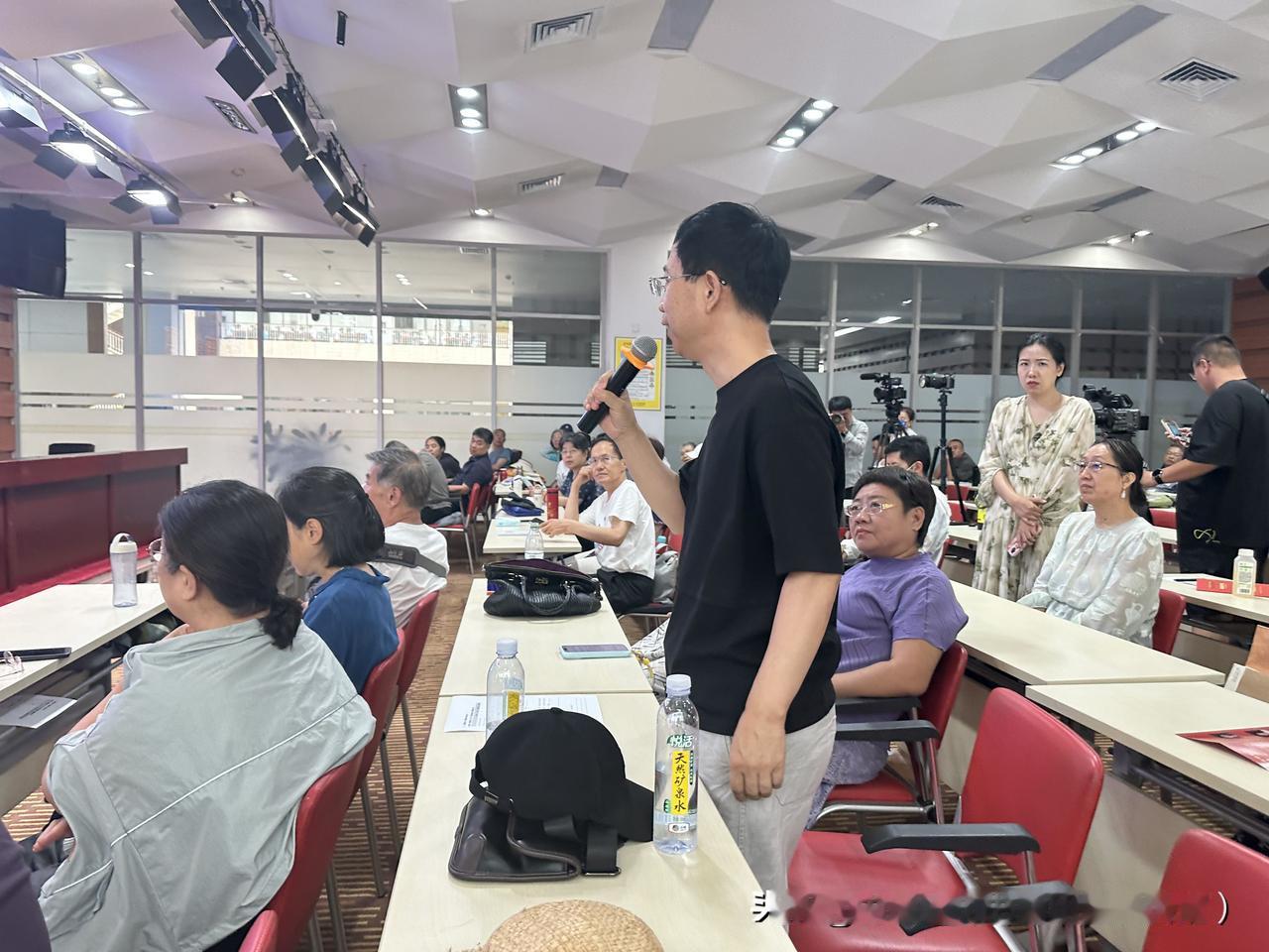 夏日去图书馆听讲座，简直是一种享受！就说重庆图书馆，7月每周六上午10点在四楼多