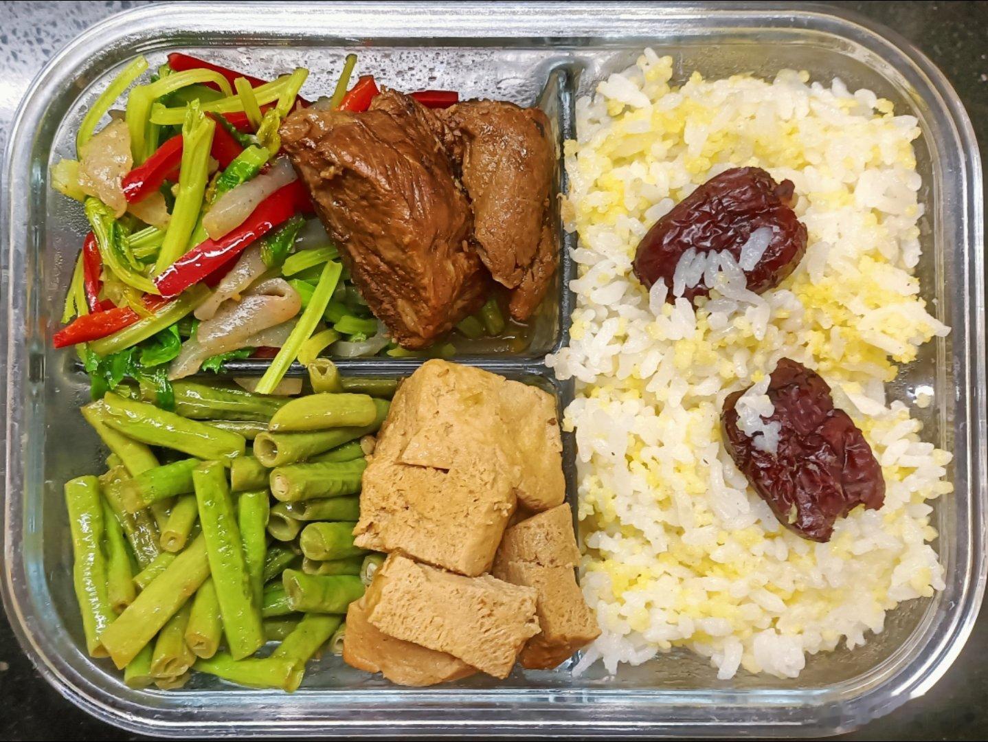 #儿子的午餐##这个问题吃什么# 红枣二米饭，素炒豇豆，芹菜魔芋丝炒彩椒，扇子骨