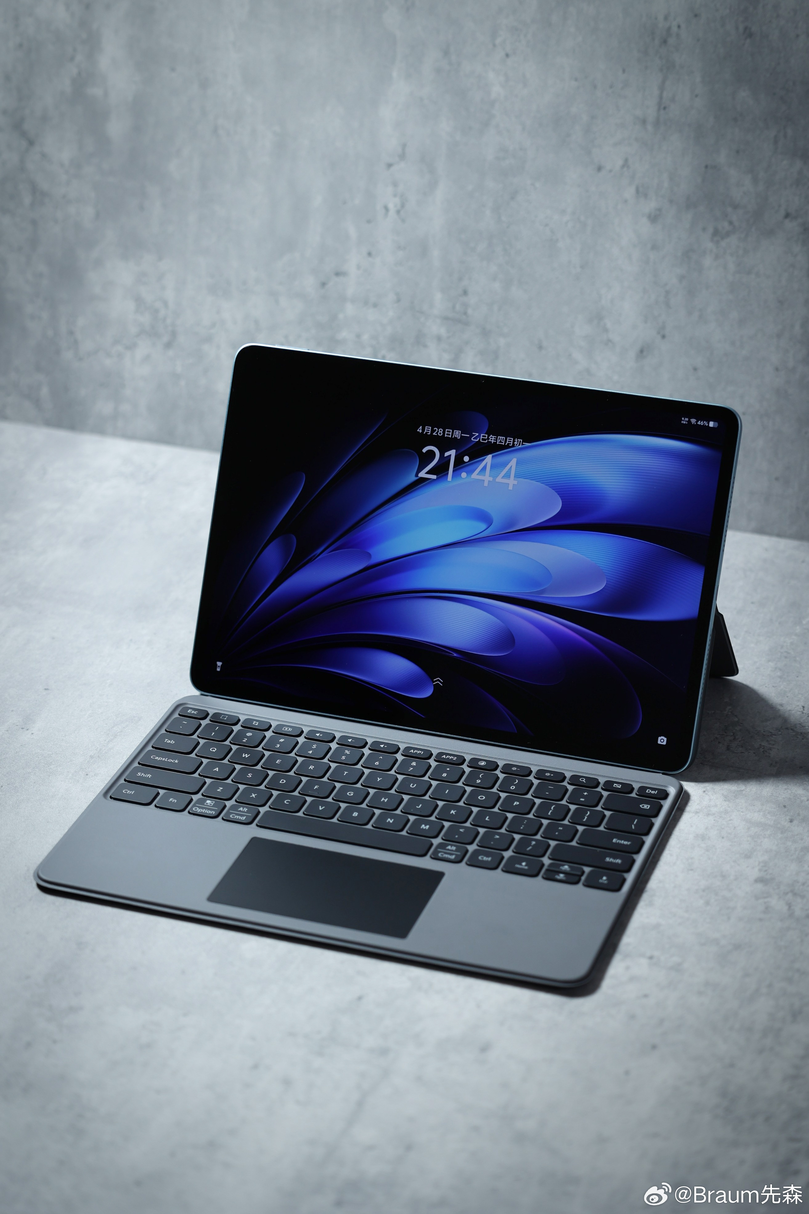 vivo Pad5 Pro，这个产品基本是延续上代风格来走，不过厚度和重量相比上