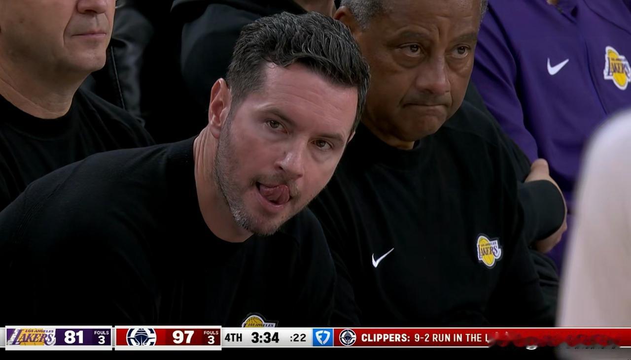 湖人主帅雷迪克真是愁眉不展！在今天湖人客场挑战快船的比赛中，当时比赛进行到了第四