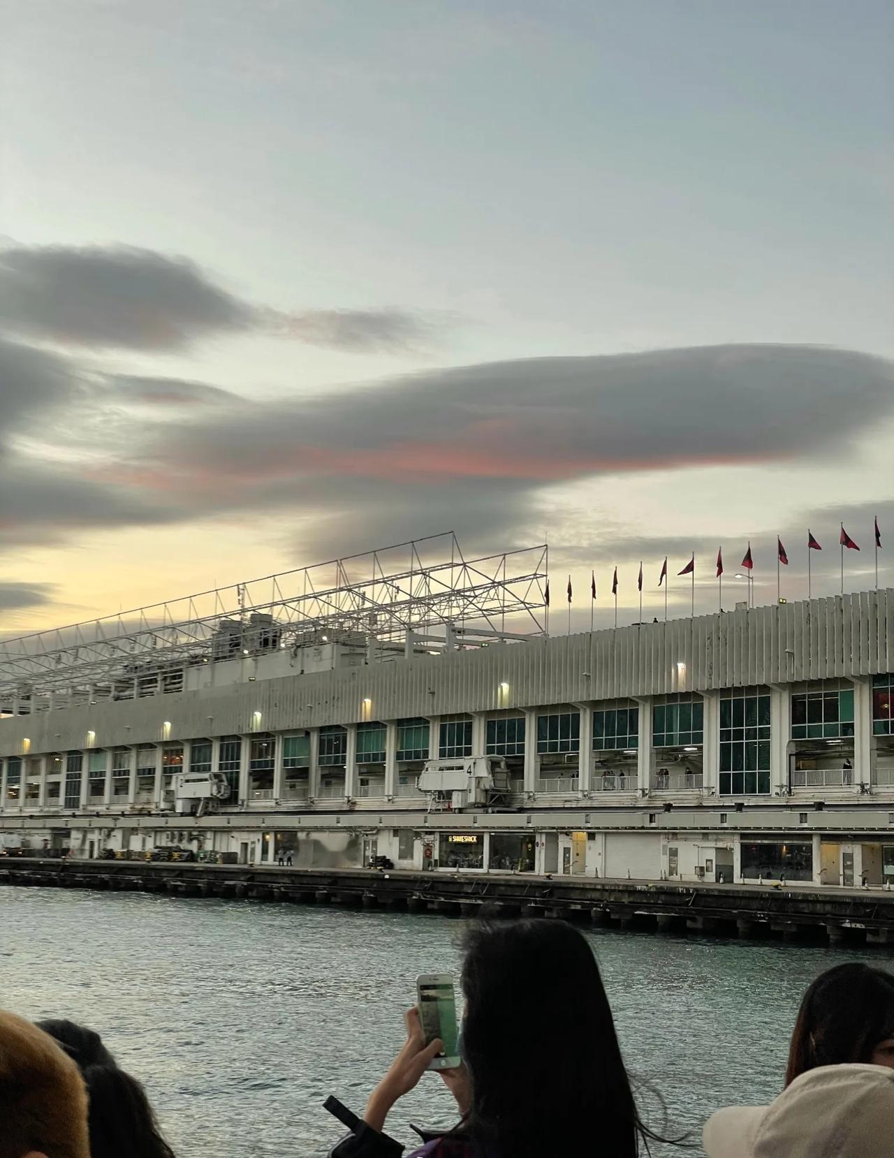 为什么这么有钱的香港满大街随处可见home键iPhone？是人家没钱吗？还是有钱