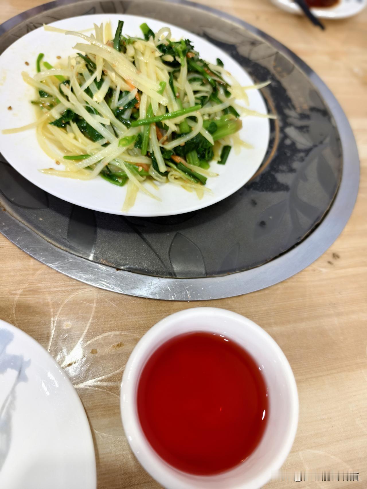 春日生活打卡季 山西偏关猫姐今天约了闺蜜来喝点小酒哇！俩个闺蜜最近结伴去村里打零