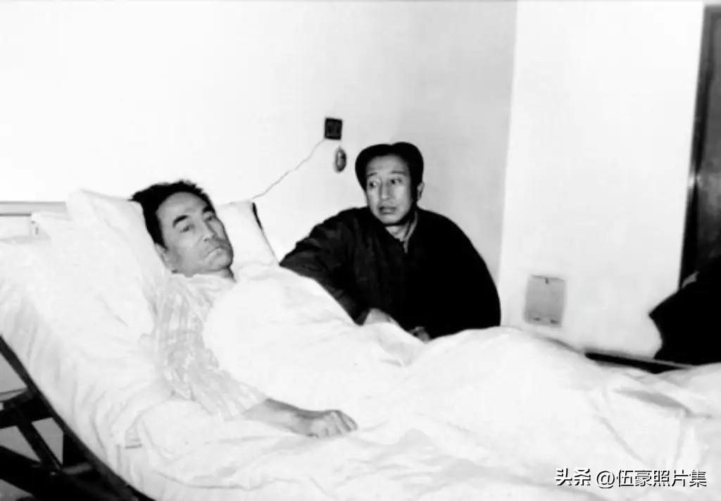 1983年初，北京医院的病房，河南省围棋教练刘厚（右）专程从郑州赶到北京，探望病