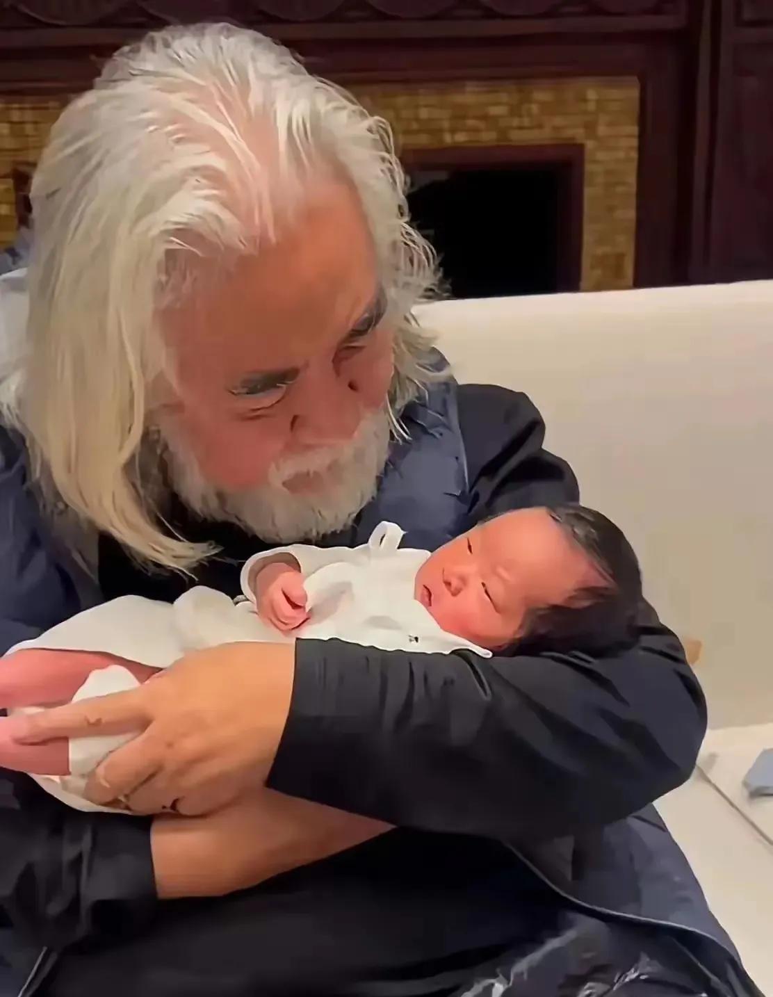 张纪中快八十岁的人了，他老婆为什么还能生孩子？只能说，他为了造娃保养得太好了！不