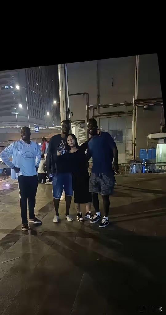 翻看头条的帖子，大多数的贴文都是黑男和中女的一些交往故事。从而给我个人的感觉中国