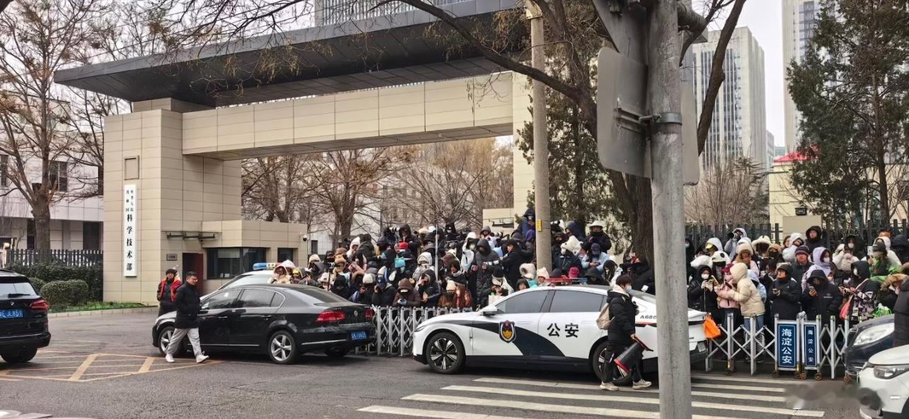 春晚彩排门口，没事儿，不怕冷的就一天24小时蹲着 