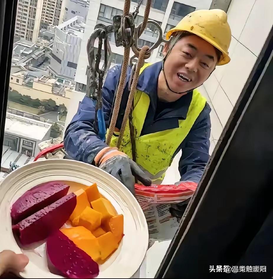 杭州18楼女子暖心递水果 致敬高空作业劳动者
 
年轻女子正在房间里切着水果，突