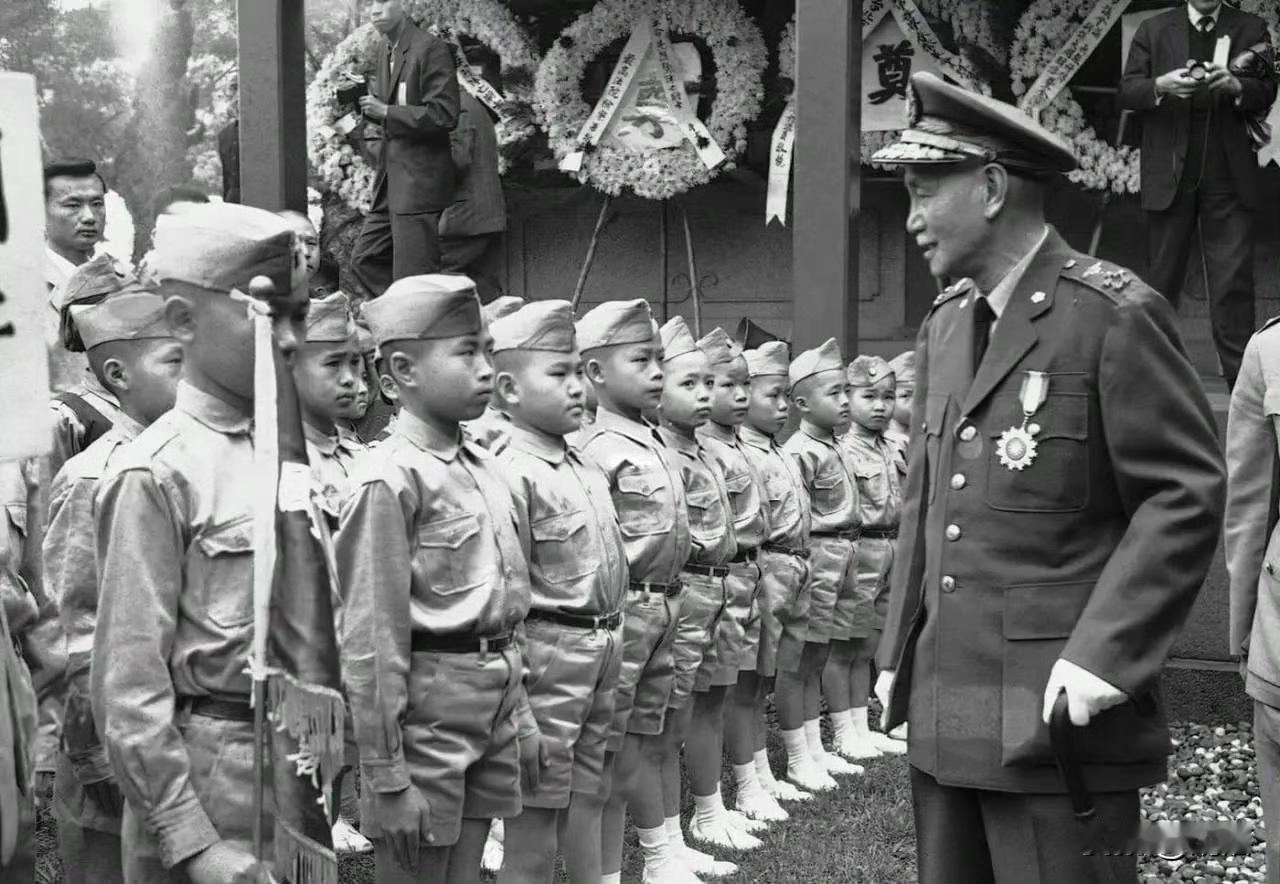 1960年的台湾竟然还有童子军！
图为蒋介石视察童子军影像！