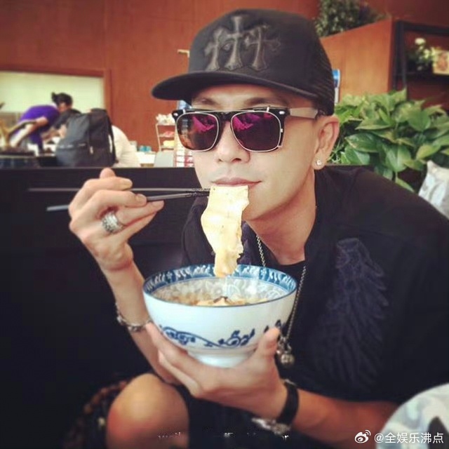 黄宗泽这波发言杀疯了！自曝理想男友特质，还分享逆生长秘诀，敢说又真诚，状态好到不