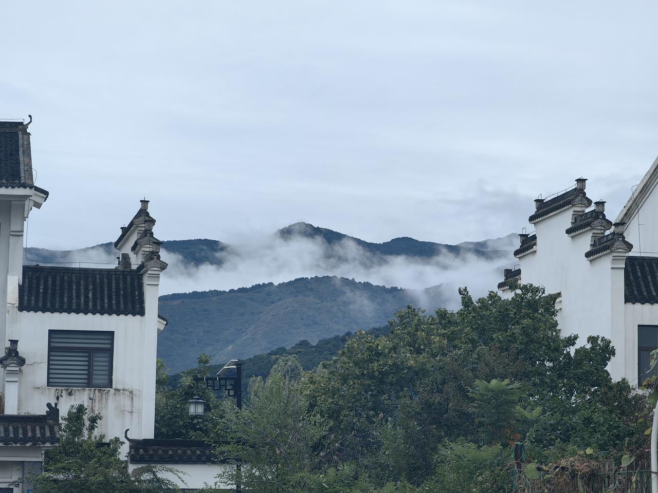 下联：浓浓淡淡岭上云

下联“浓浓淡淡岭上云”与上联“浅浅深深河中水”相映成趣。