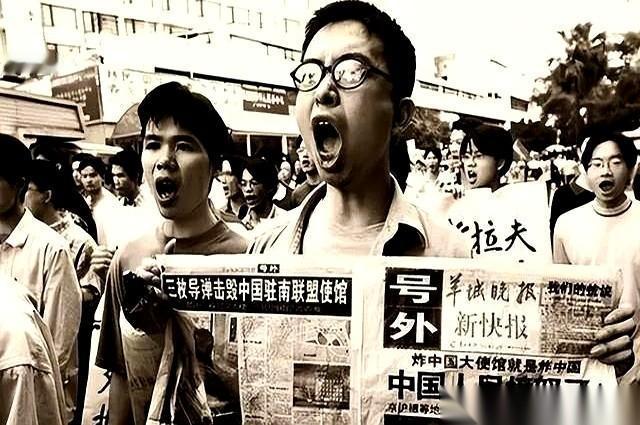 1993年，我们的银河号货轮在公海被硬生生扣着搜查了几十天。
第三方登船从头到尾