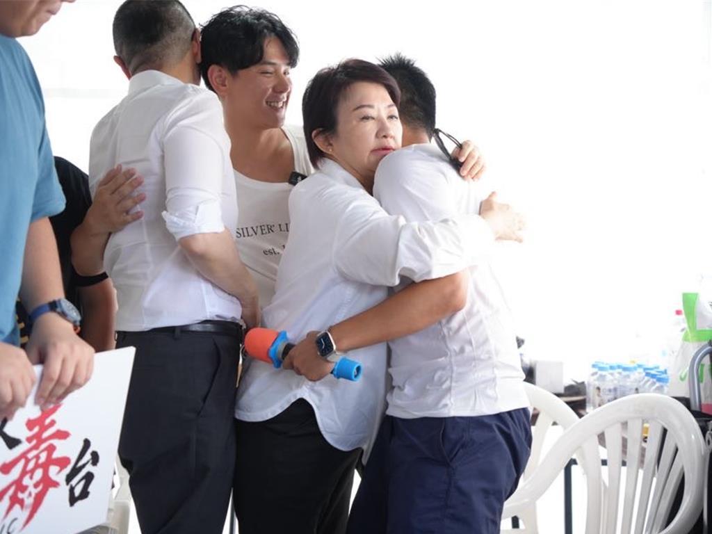 卢秀燕探视绝食蓝小鸡  将邀各县市长召开反毒油会议
致癌油风暴延烧，国民党台北市