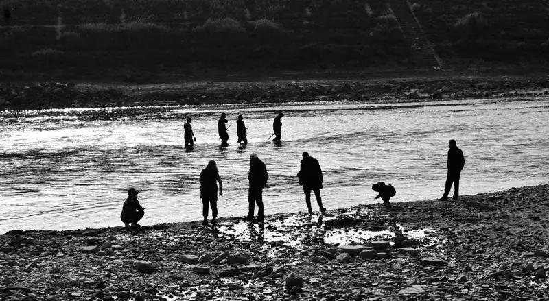 11月3日甘肃一河道众多市民前去淘金，气温4℃，凌晨河里泡的全是人，淘金者：有人