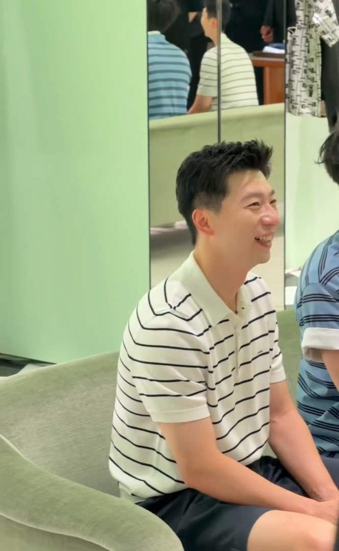 马龙线下原生状态马龙线下松弛感他站在那里就有种让人舒服的气场，不急不躁不端着。这