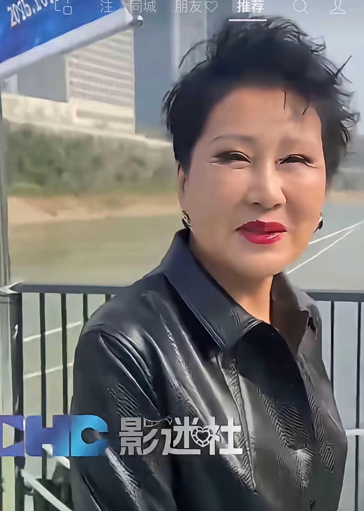 张凯丽也是不服老，为了变年轻，把自己的脸折腾的都快认不出本来面目
