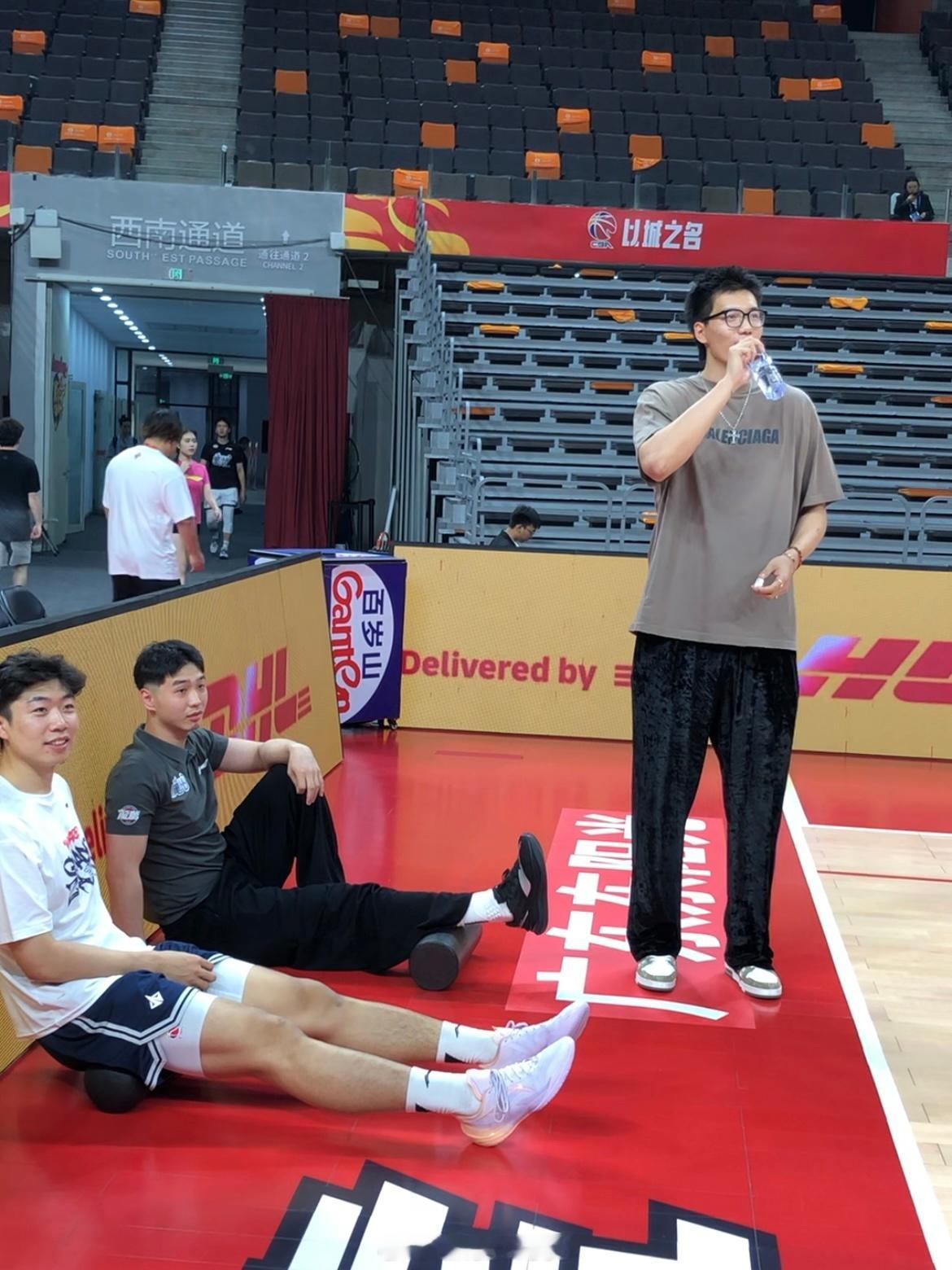 陈家政和焦泊乔看样子本场休息了。广东男篮vs广州男篮cba季后赛